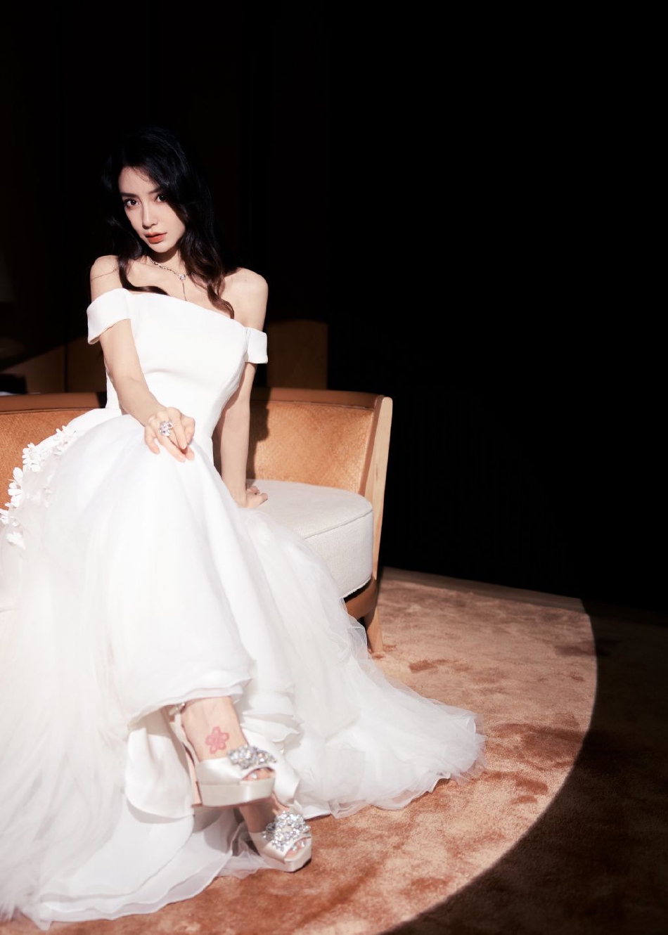 angelababy晒性感比基尼照 角度大胆惊艳满分——上海热线娱乐频道