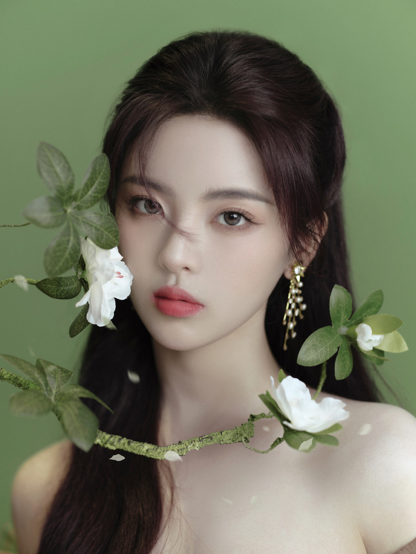 杨超越穿抹胸裙露香肩美腿 五官精致颜值超高——上海热线娱乐频道