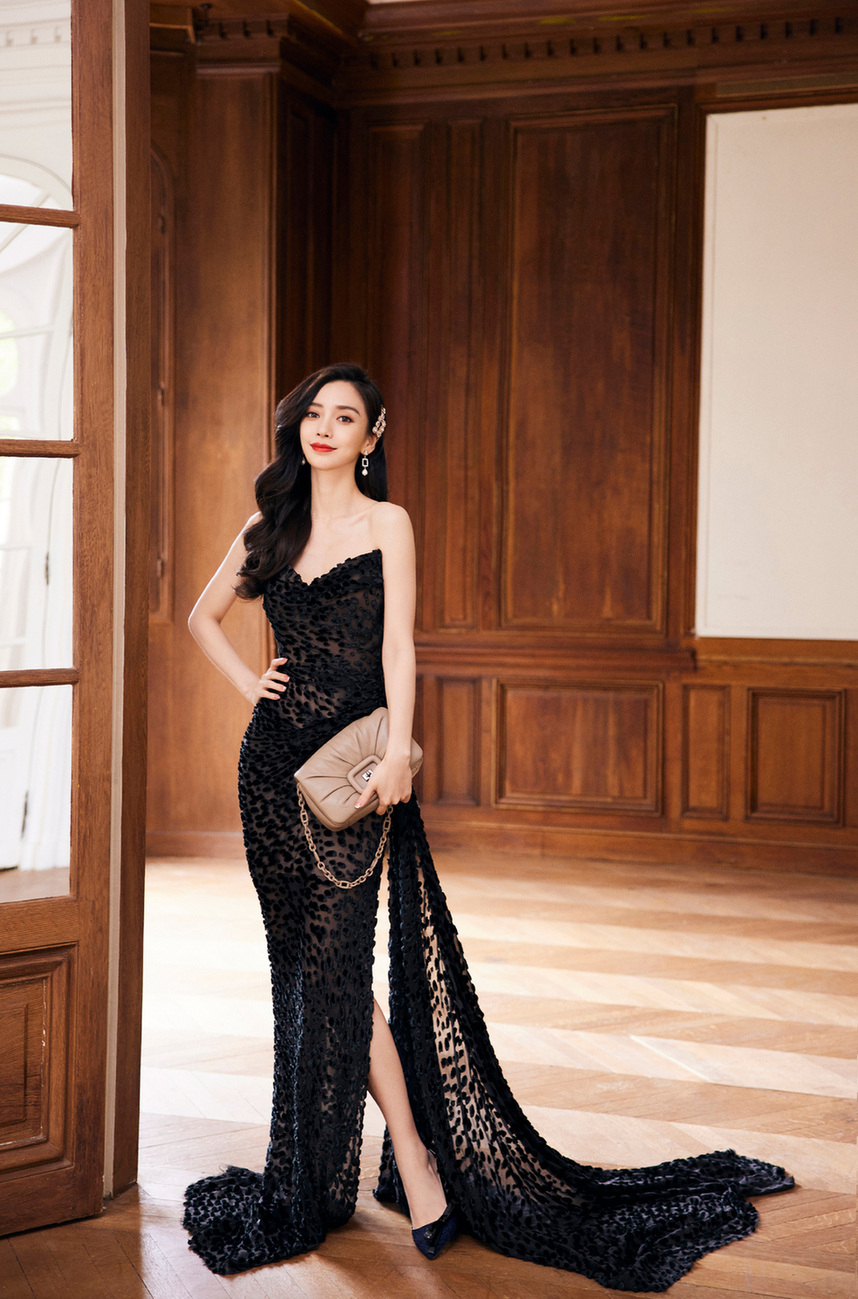 杨颖带儿子现身机场 私服全身配饰近10万忙赶路——上海热线娱乐频道