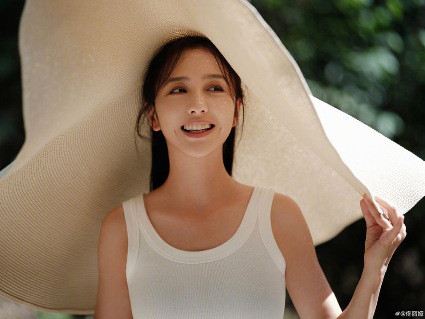 佟丽娅戴超大草帽娇俏可人笑容纯真灿烂似少女