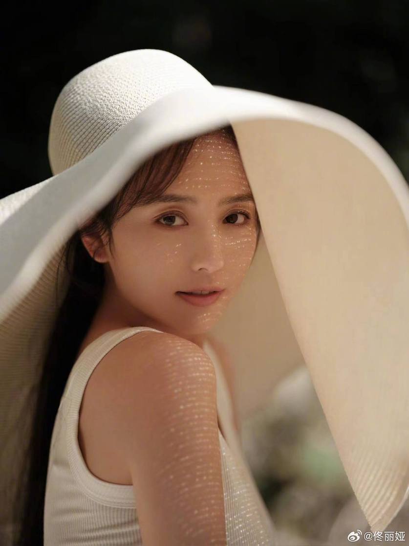 佟丽娅戴超大草帽娇俏可人笑容纯真灿烂似少女