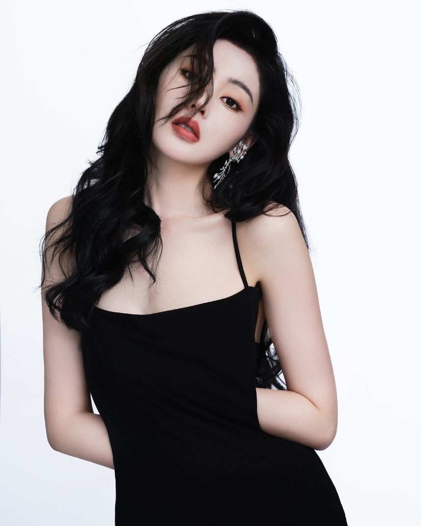 张天爱穿黑色吊带秀身材大露美背卷发妩媚撩人