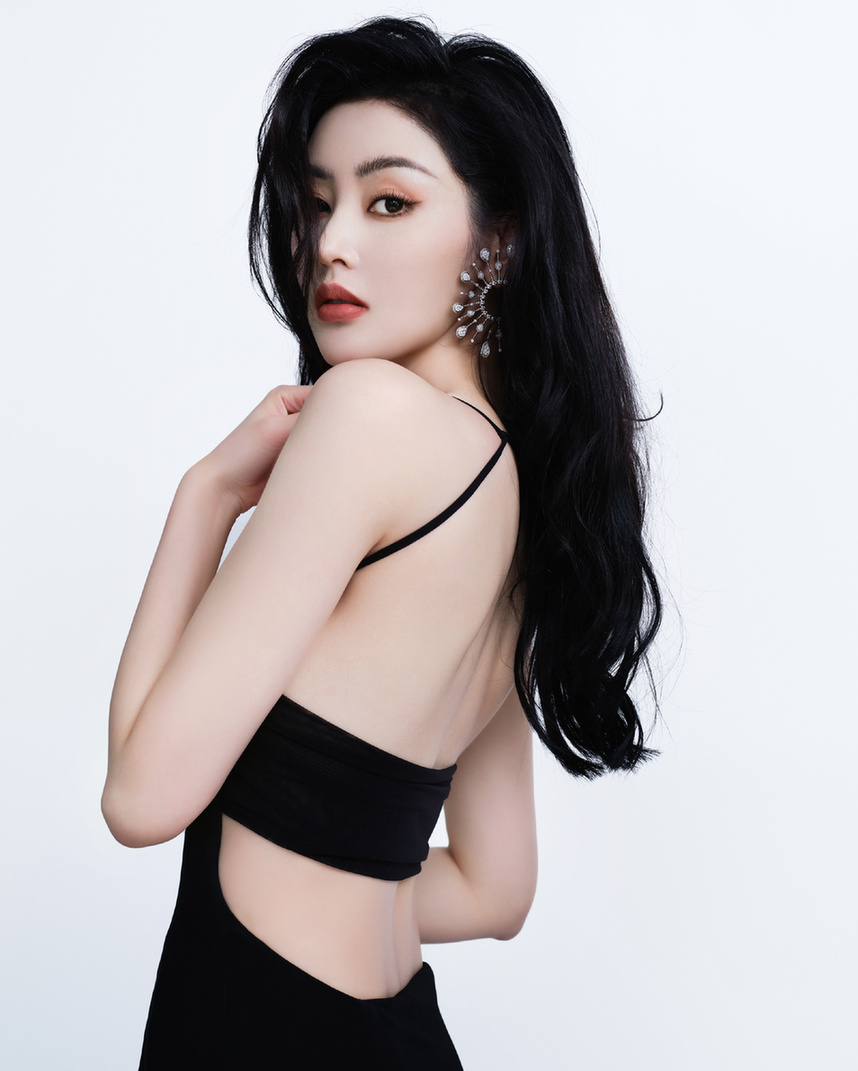 张天爱穿黑色吊带秀身材大露美背卷发妩媚撩人