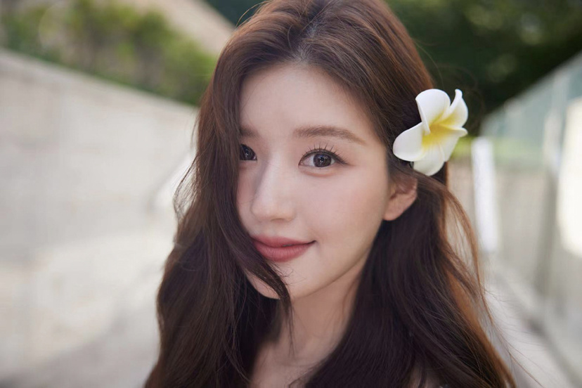 赵露思穿白裙头戴鲜花阳光下捧脸灿笑可爱迷人