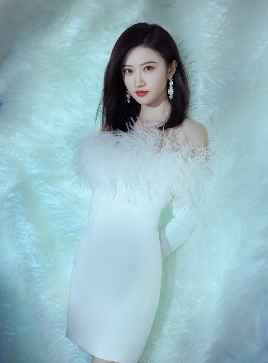 景甜穿羽毛白裙露香肩美腿 一抹红唇眼神撩人——上海热线娱乐频道