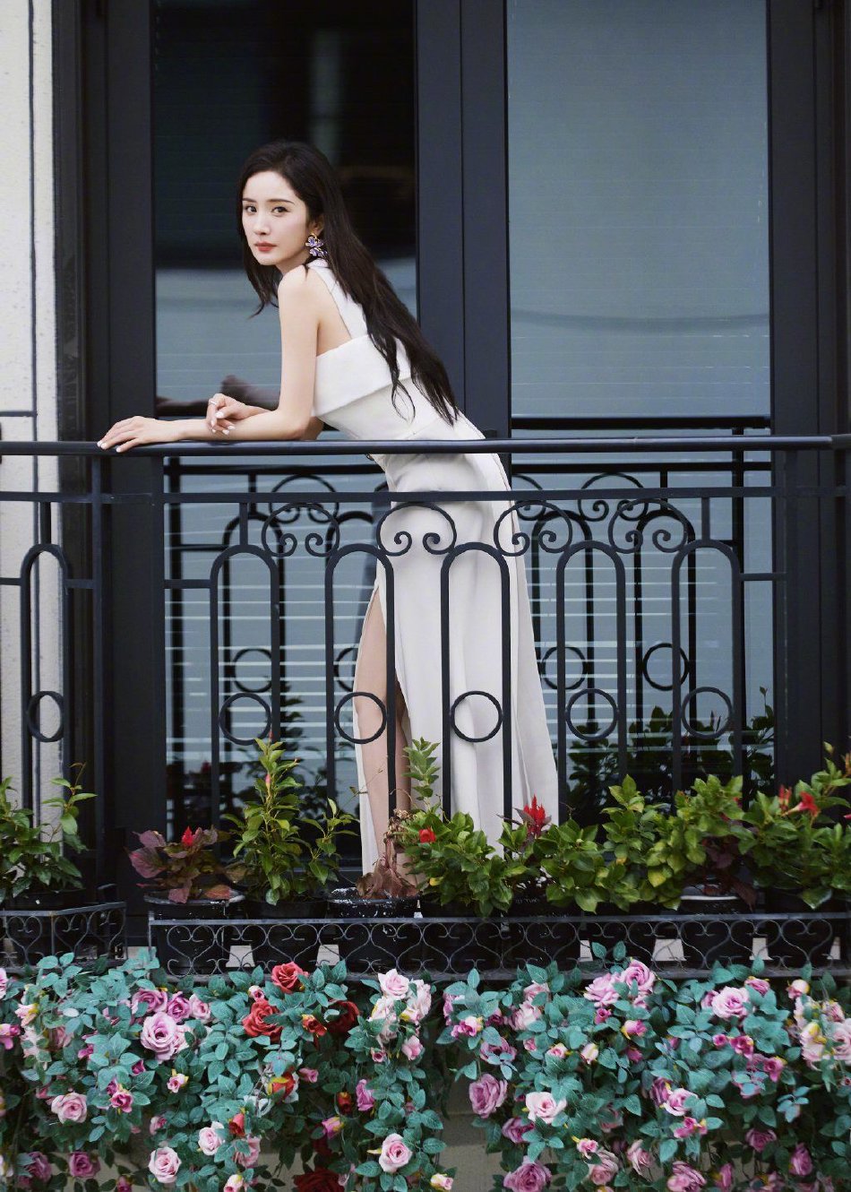 杨幂穿高开叉白色长裙高贵优雅 抬眸间美出神