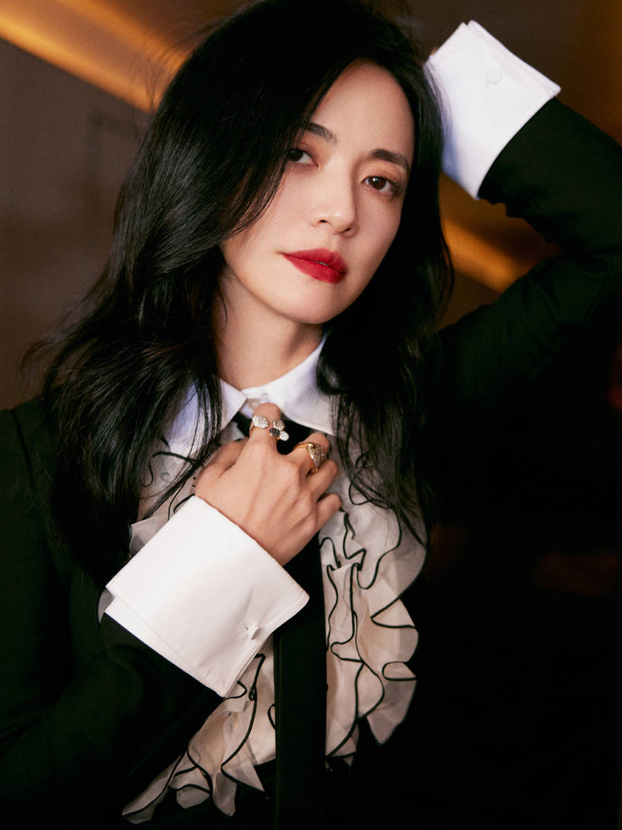 姚晨新造型写真 穿紧身裙套装搭配黑丝性感妩媚——上海热线娱乐频道