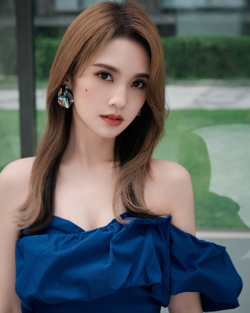 杨丞琳穿蓝色连体裤秀长腿 披卷发红唇吸睛撩人——上海热线娱乐频道