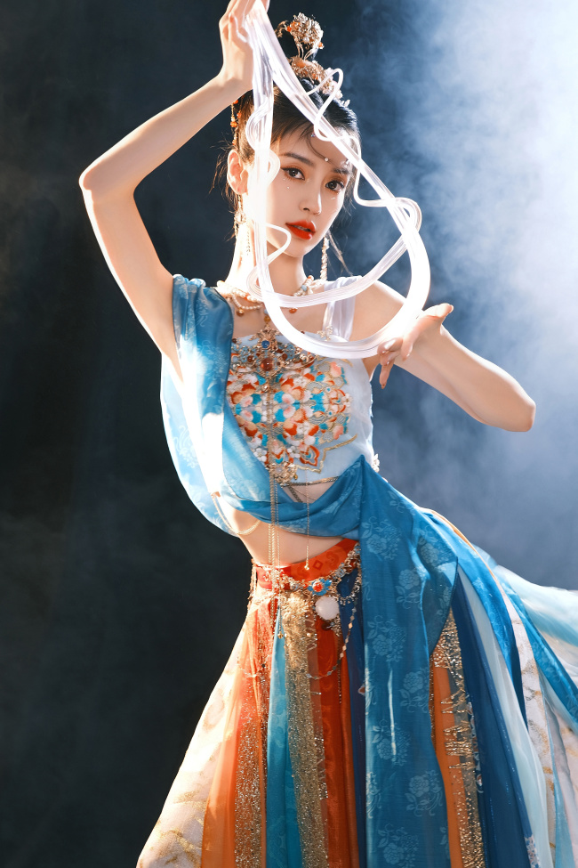 angelababy敦煌神女写真释出 翩翩起舞似画中人