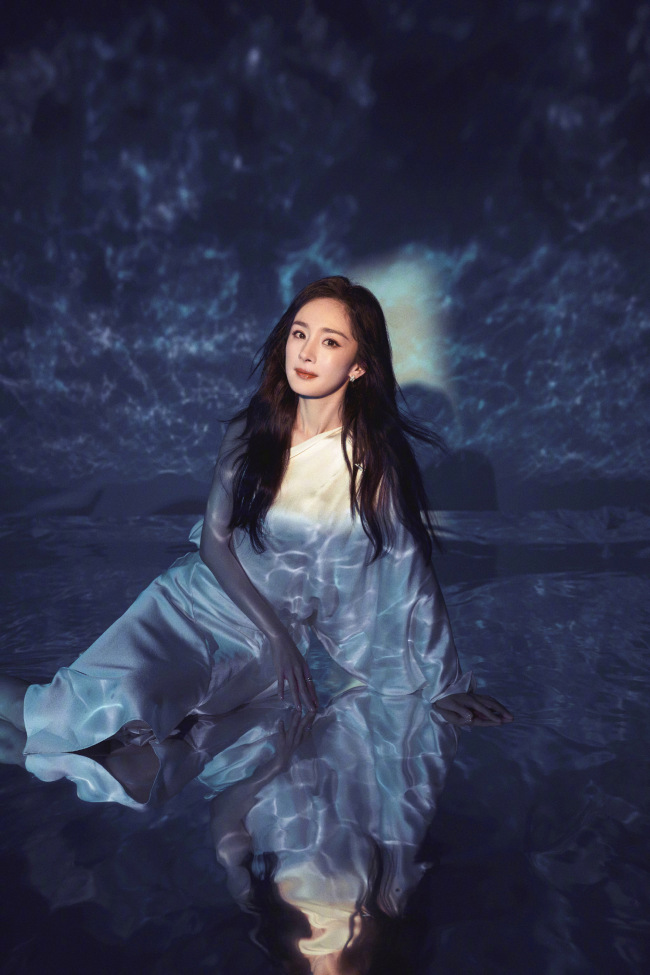 杨幂活动造型大片 穿白色丝绸套装化身人鱼公主