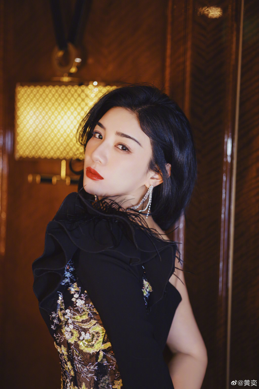 黄奕穿绿裙置身古堡身材好 卷发红唇绽放熟女魅力——上海热线娱乐频道