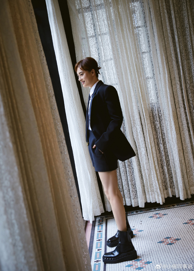 41岁孙俪小腿肌肉线条优美 与邓超游迪士尼沉迷自拍——上海热线娱乐