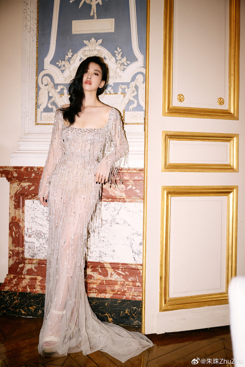 朱珠穿透视裙身姿曼妙妆容精致披卷发魅力满分