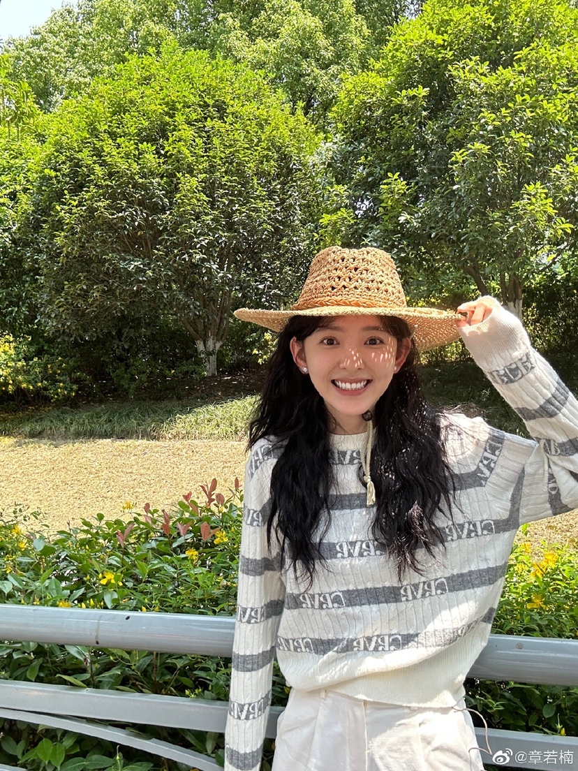 章若楠穿印花抹胸裙清新可人 对镜笑容甜度满分