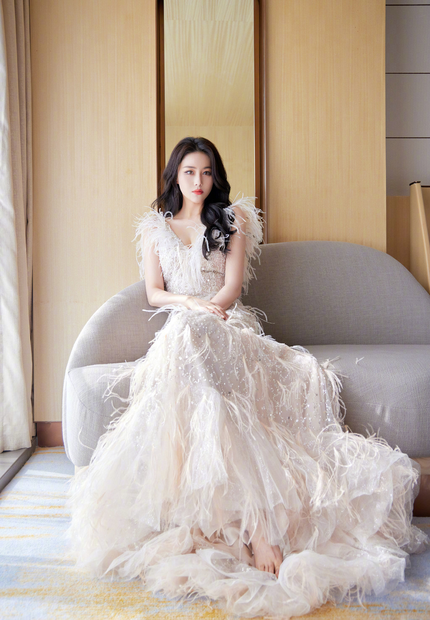 张馨予穿白色羽毛裙仙气十足 妆容精致眼神撩人