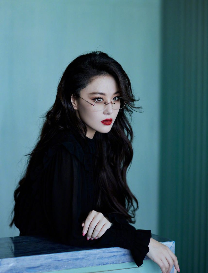 张馨予穿白色羽毛裙仙气十足妆容精致眼神撩人