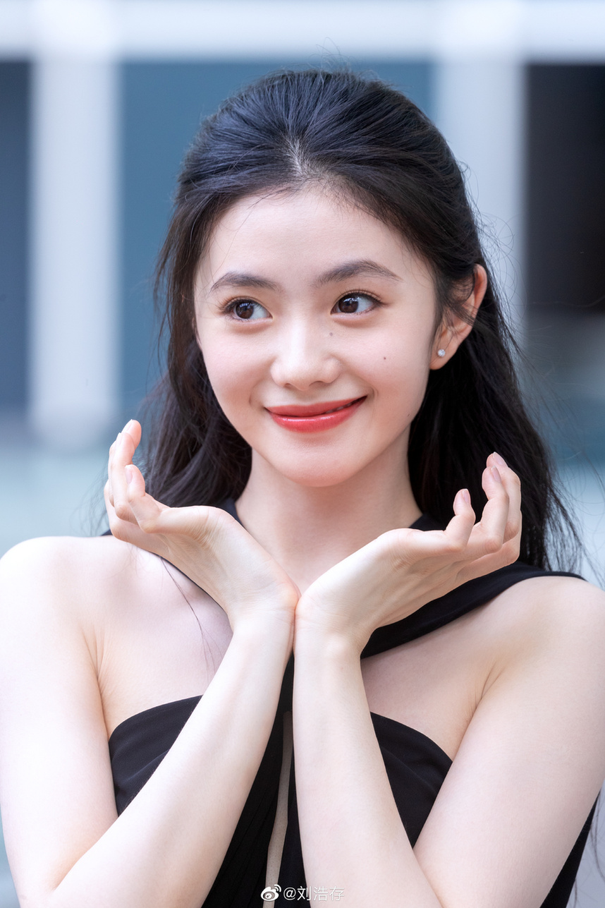 刘浩存素颜清纯可人 置身林间眼神纯澈氧气满分——上海热线娱乐频道