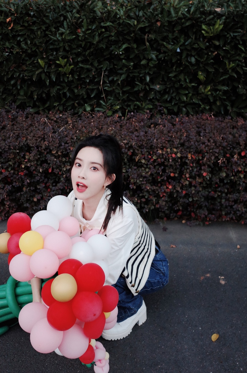 孟子义穿清凉吊带秀香肩蛮腰 长发飞舞气场全开——上海热线娱乐频道