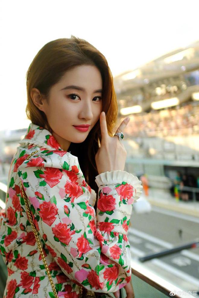 刘亦菲分享美照姿态妩媚 笑容甜美依旧宛如初恋