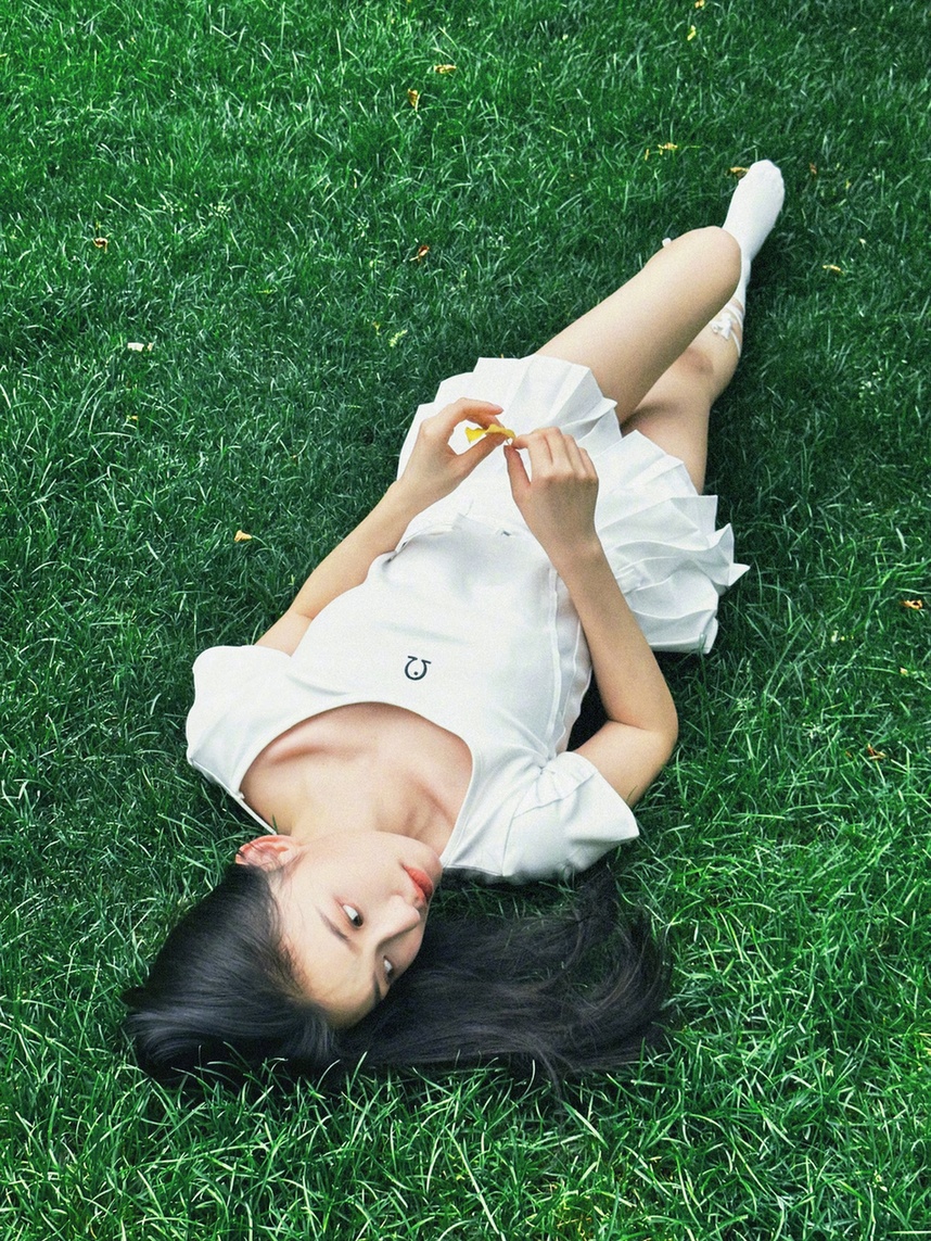 林允戴毛线帽裹棉服 对镜闭眼甜笑卖萌表情可爱——上海热线娱乐频道