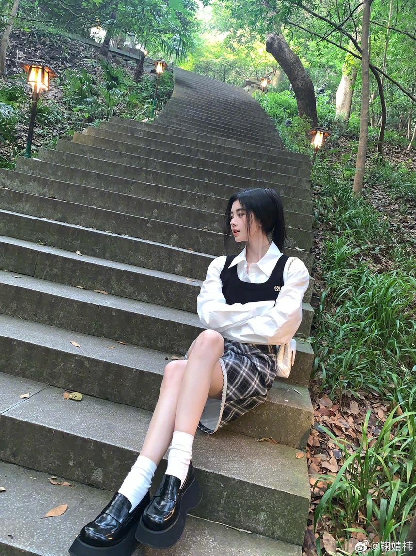 鞠婧祎白衬衫加格子裙图片