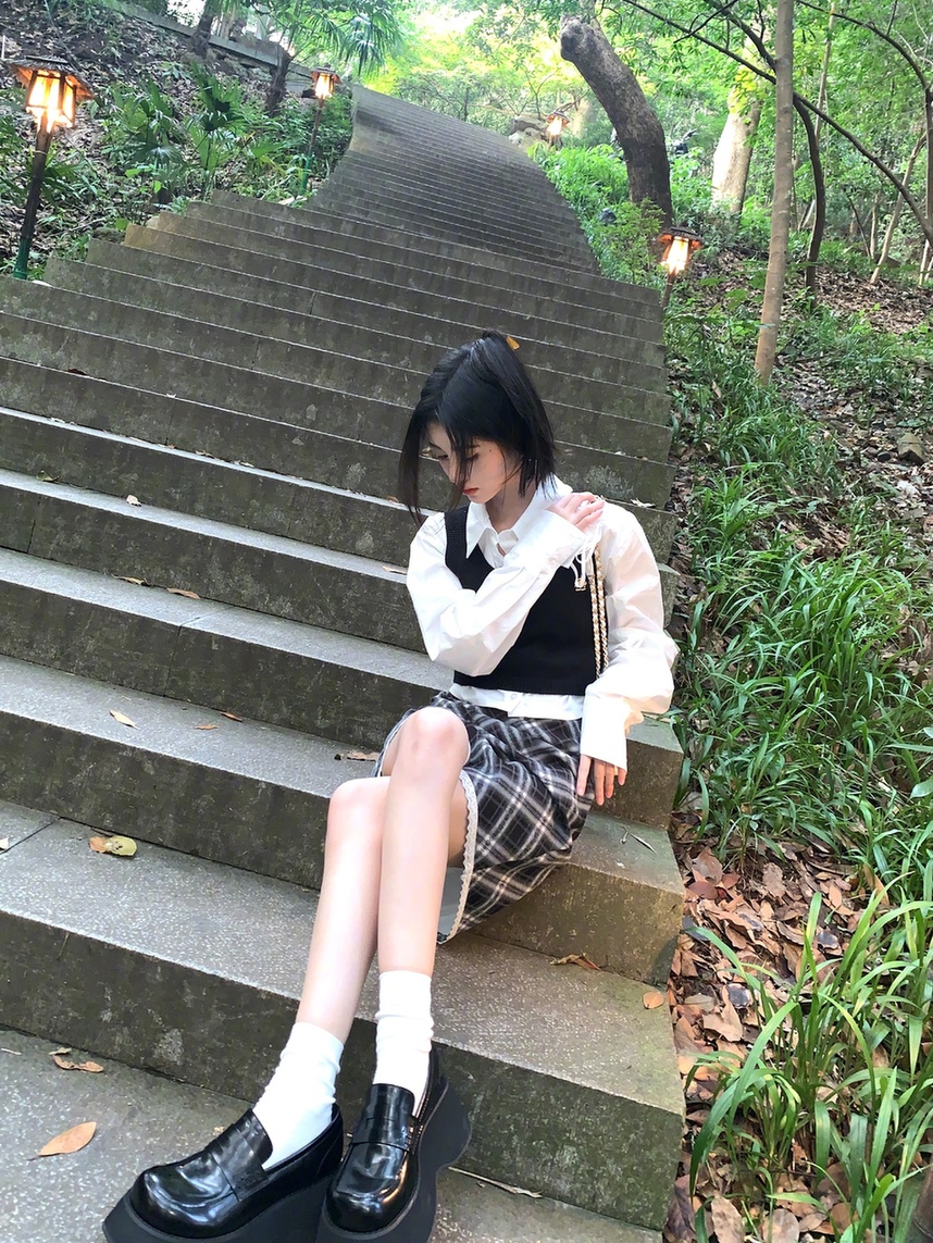 鞠婧祎穿格纹裙露纤细美腿 盘发造型慵懒随性