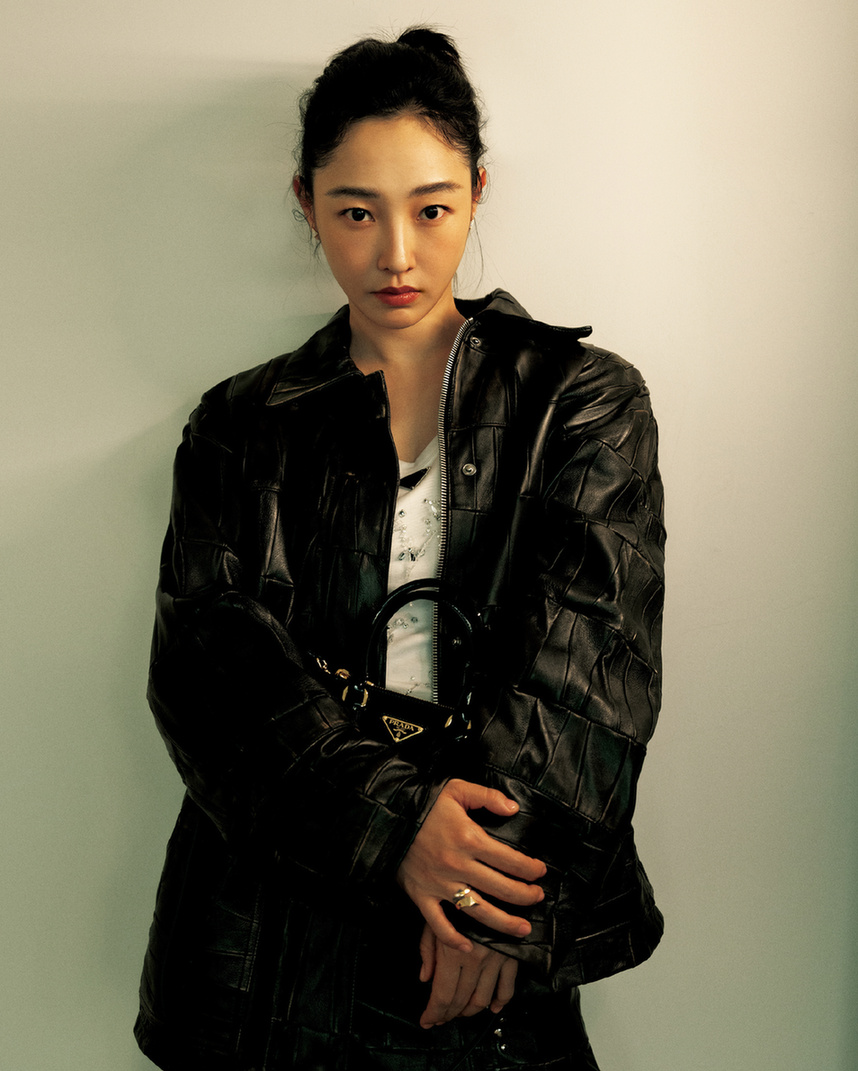 白百何示范黑白简约穿搭在镜头前鬼马又可爱