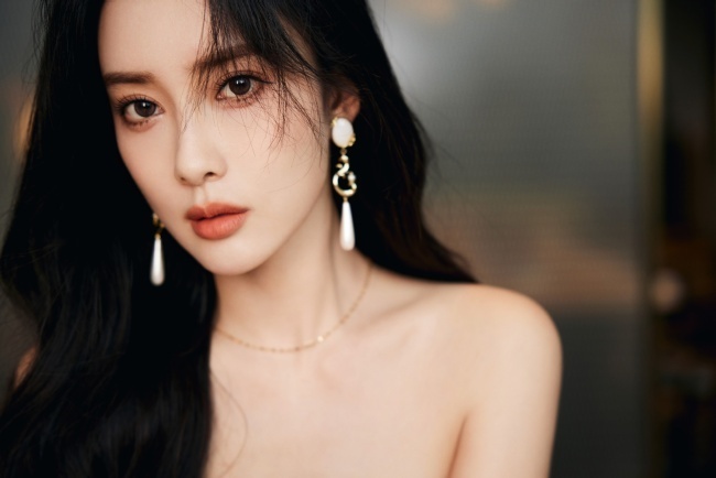 孟子义穿粉裙戴白蕾丝手套 美艳娇俏身材撩人——上海热线娱乐频道