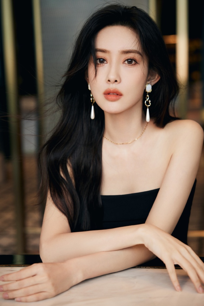 孟子义穿粉裙戴白蕾丝手套 美艳娇俏身材撩人