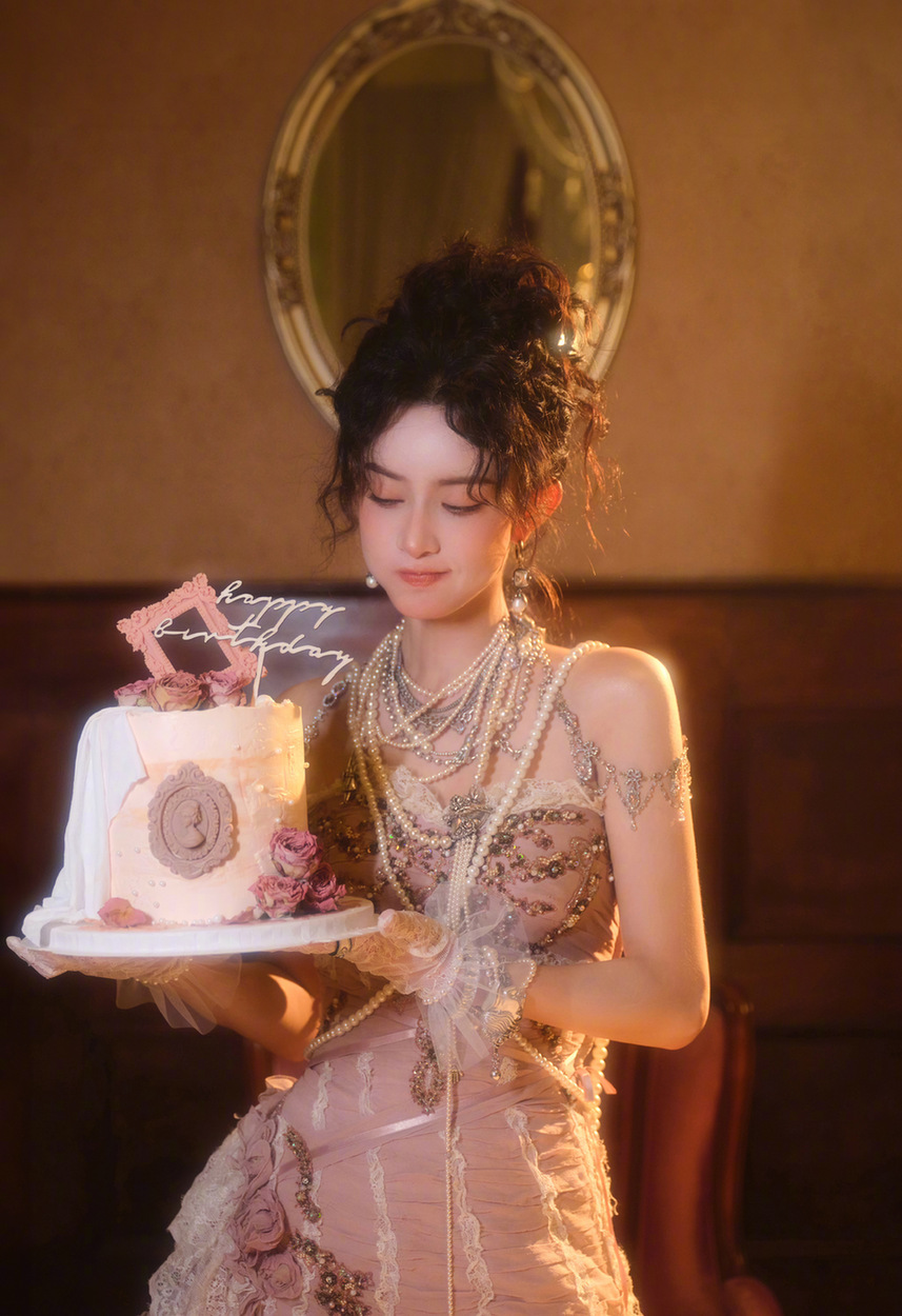 孟子义穿粉裙戴白蕾丝手套美艳娇俏身材撩人