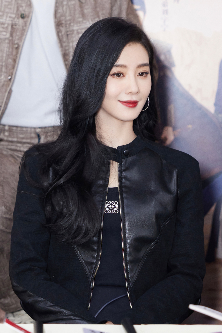 刘诗诗登杂志封面 穿金属色裹身长裙凹凸有致——上海热线娱乐频道