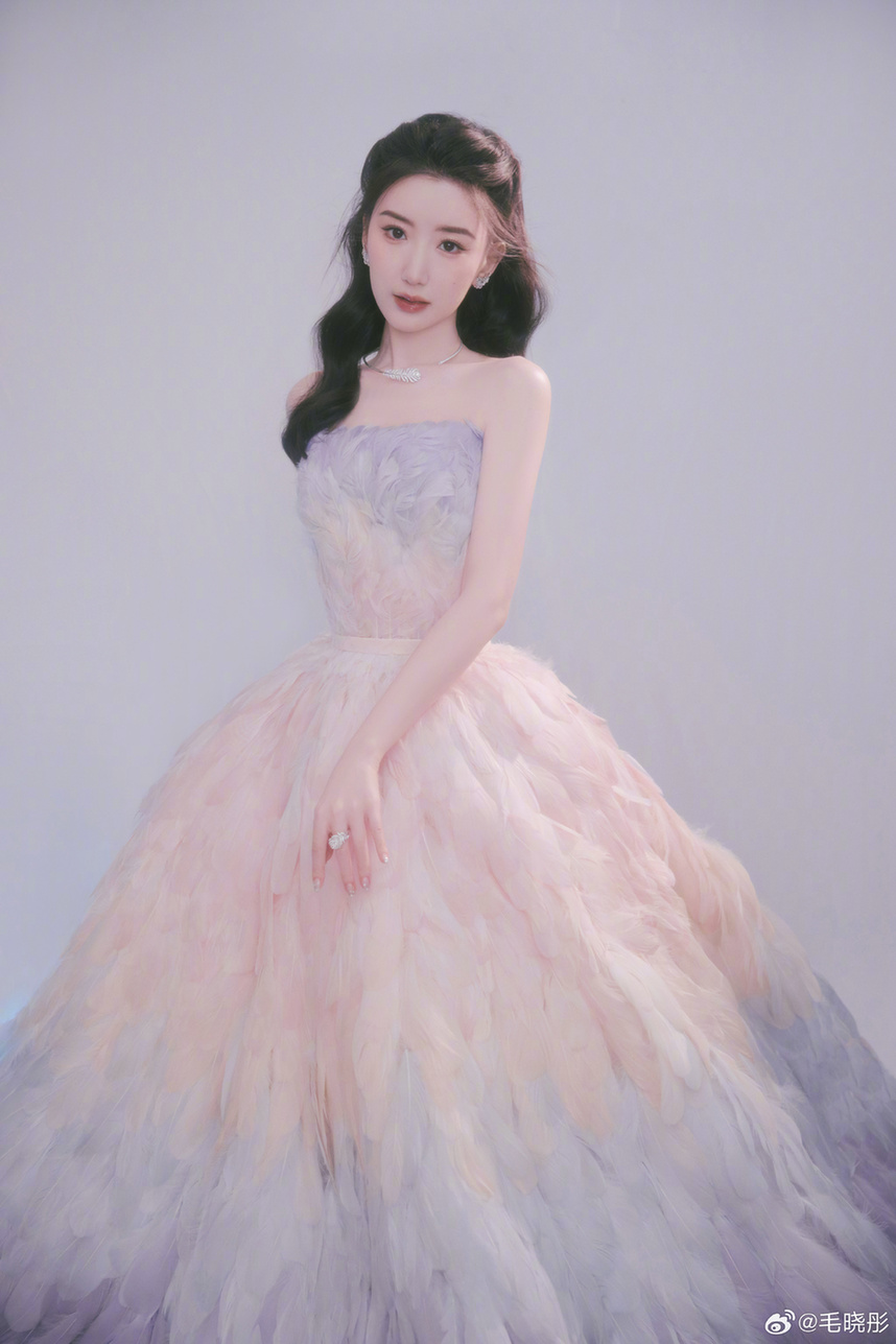 毛晓彤穿彩色渐变羽毛裙甜美可人大眼清澈灵动