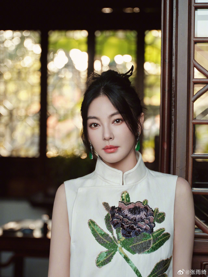 张雨绮穿黑裙身材吸睛 卷发红唇眼神凌厉变女王——上海热线娱乐频道