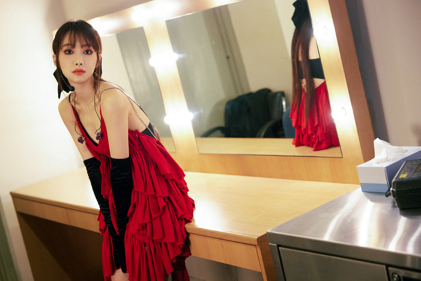 宋茜穿吊带红裙露美腿尽显娇艳烟熏眼妆太撩人