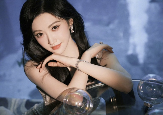 景甜低胸银色吊带鱼鳞裙 变身美人鱼——上海热线娱乐频道