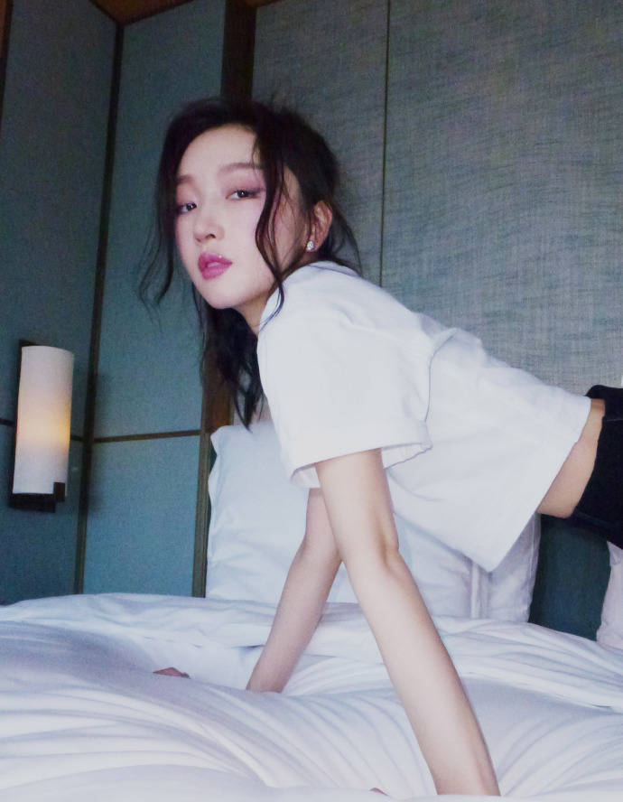 周冬雨身穿绿色亮片长裙太惊艳 注入十足生命力