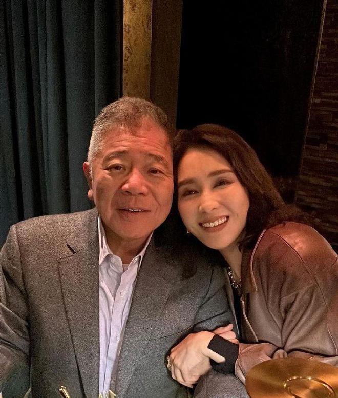 52岁黎姿庆祝结婚15周年晒恩爱照发文表白老公