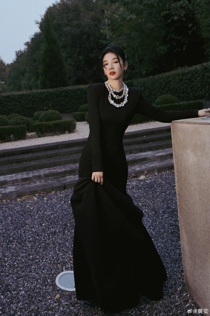 黄奕和女儿开心出游 11岁铛铛颜值获赞高级脸——上海热线娱乐频道