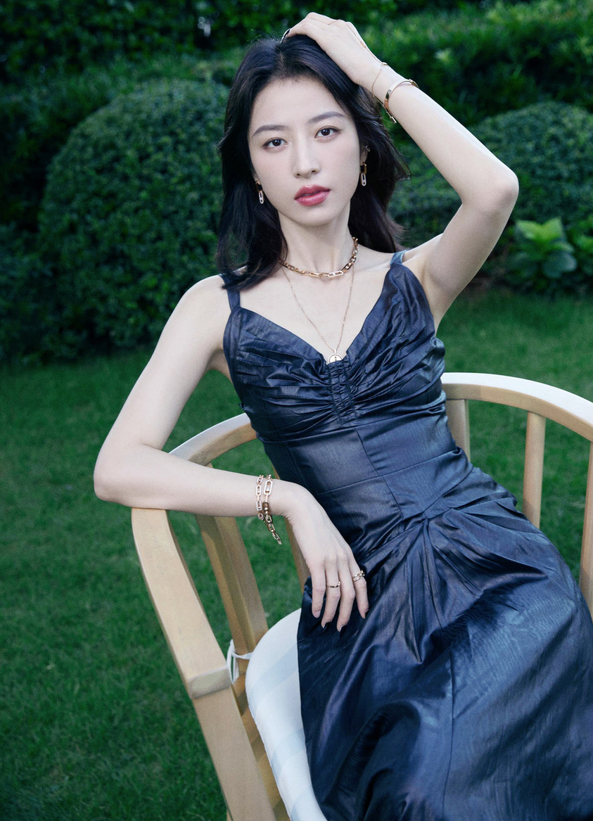 周雨彤米兰时装周随拍 私服随性看秀造型酷飒——上海热线娱乐频道