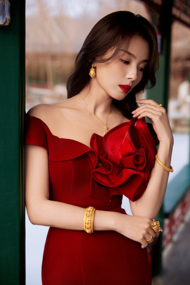 刘涛身穿红色紧身裙 身姿曼妙