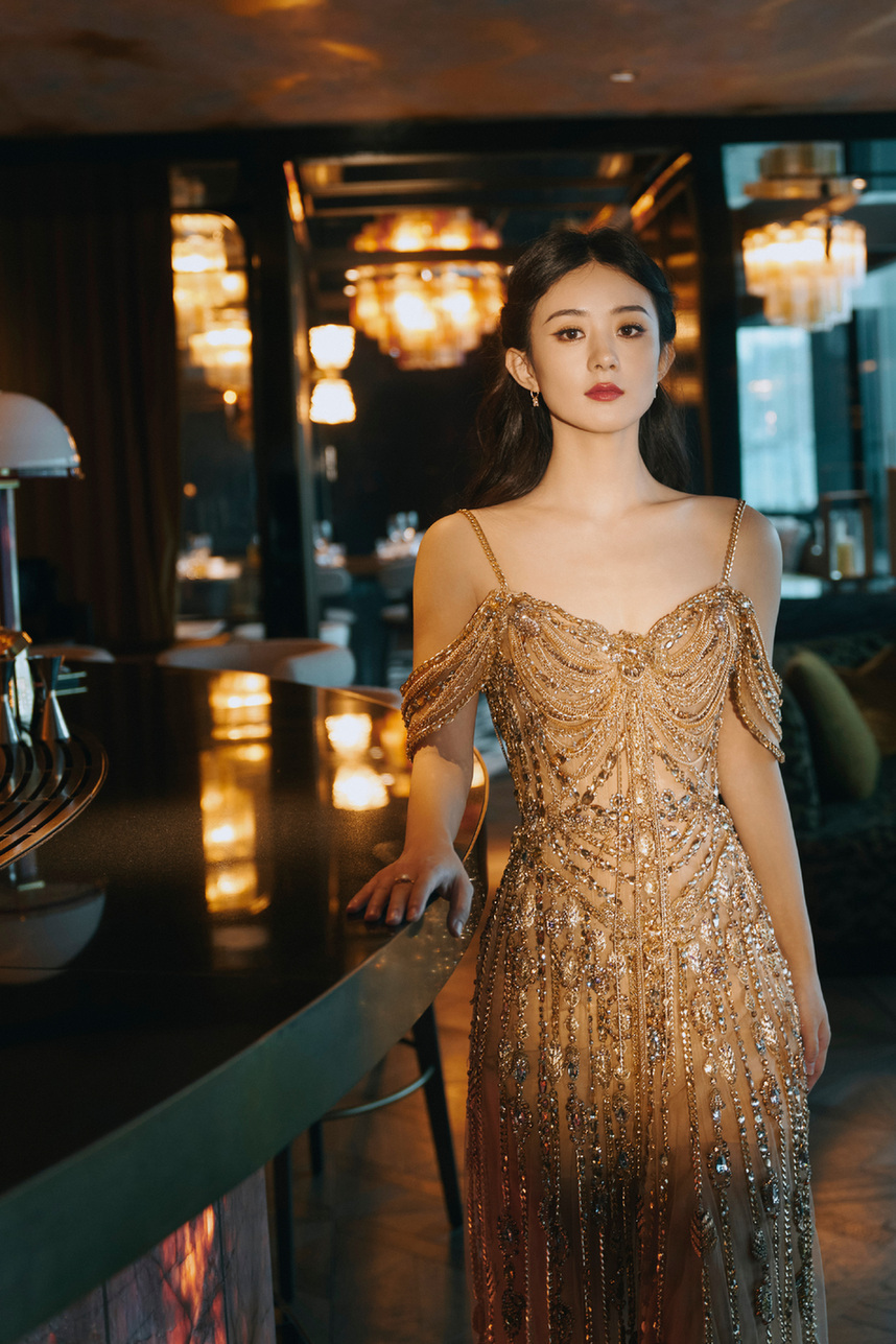 赵丽颖穿金色凤凰裙比例完美 一颦一笑优雅大气——上海热线娱乐频道