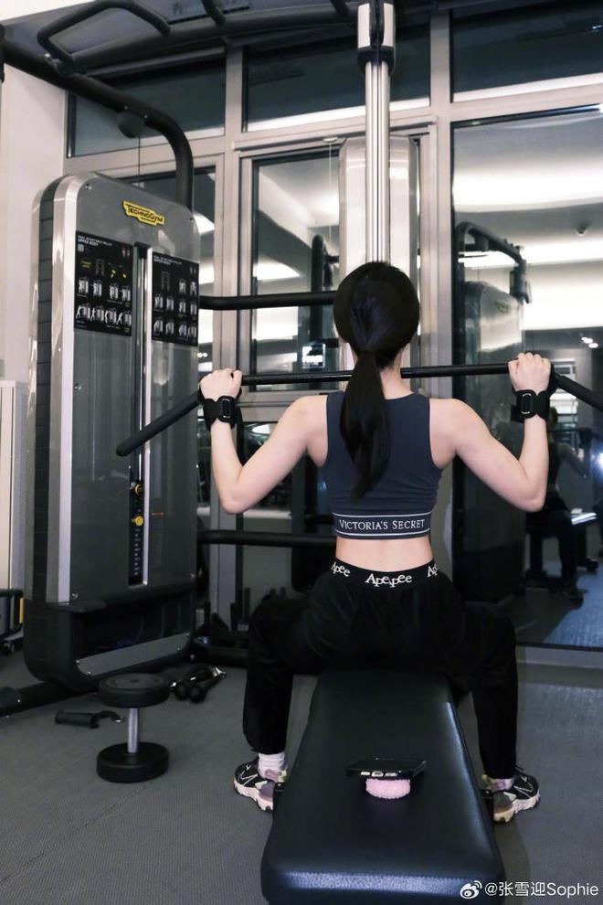 张雪迎晒九宫格美照 肤白貌美惹人爱甜笑如初恋