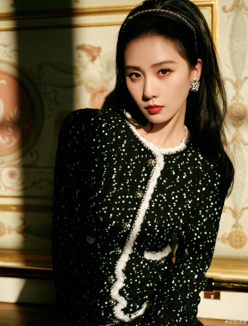 刘诗诗四月拍摄花絮曝光 轻松驾驭复古温柔风——上海热线娱乐频道