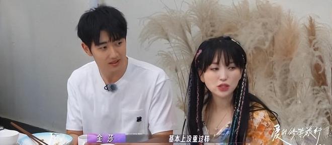 沪女星金莎晒与男友旅游照樱花下二人cp感满满