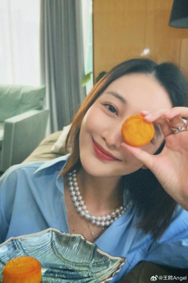 42岁王鸥产后复工身材曝光穿露脐装赘肉明显