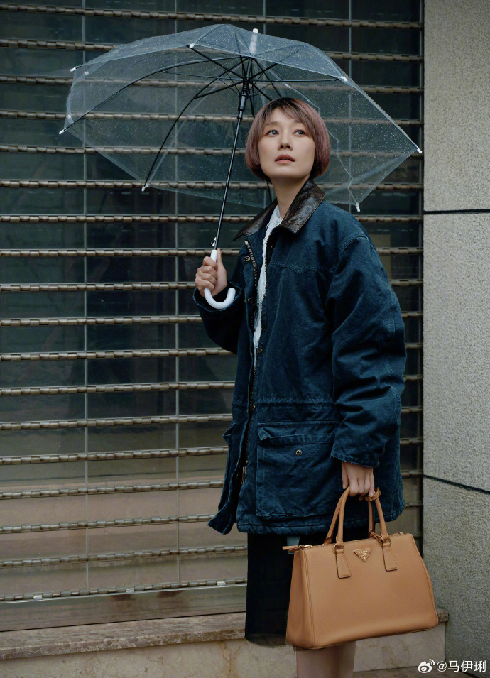 马伊琍上海街头春雨漫步 深色系复古穿搭好美