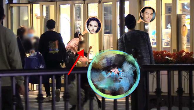 黄晓明杨颖上海罕同框 两人合体带娃游迪士尼