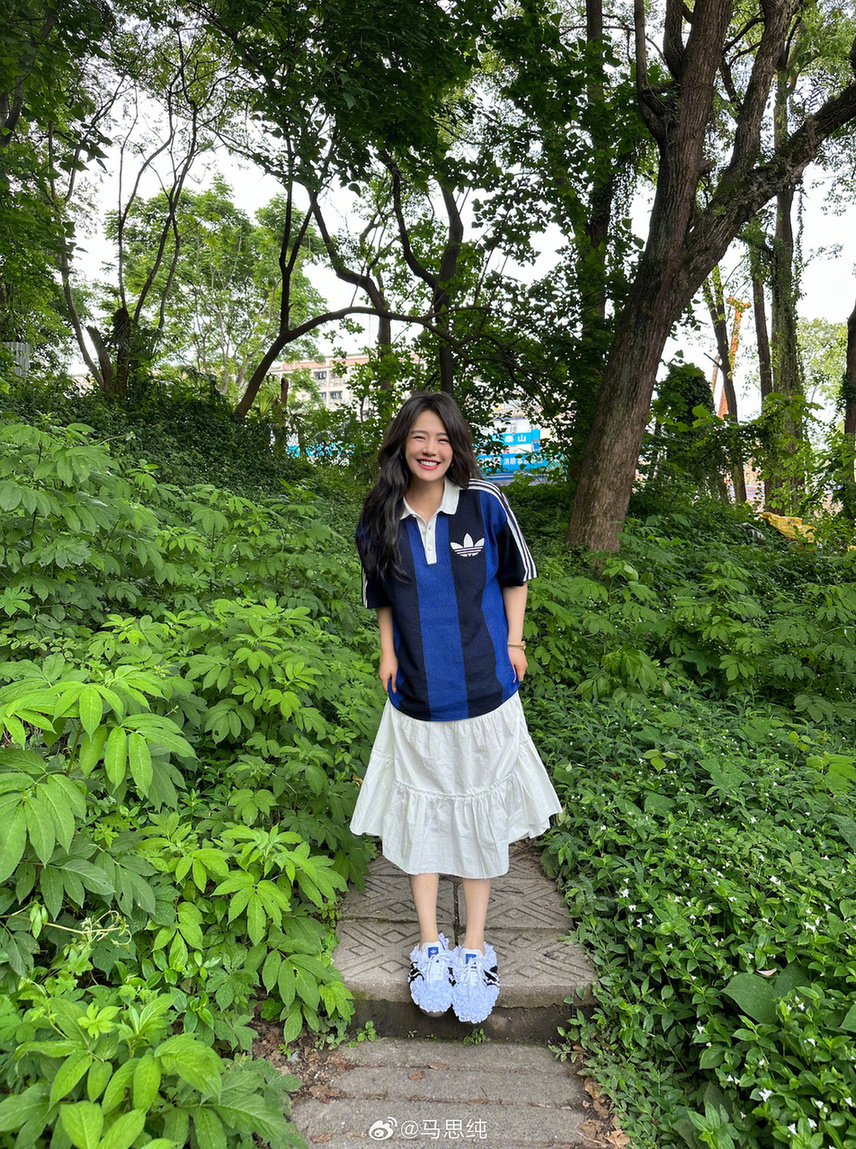 马思纯分享元气生活美照 运动衫白裙笑容明媚