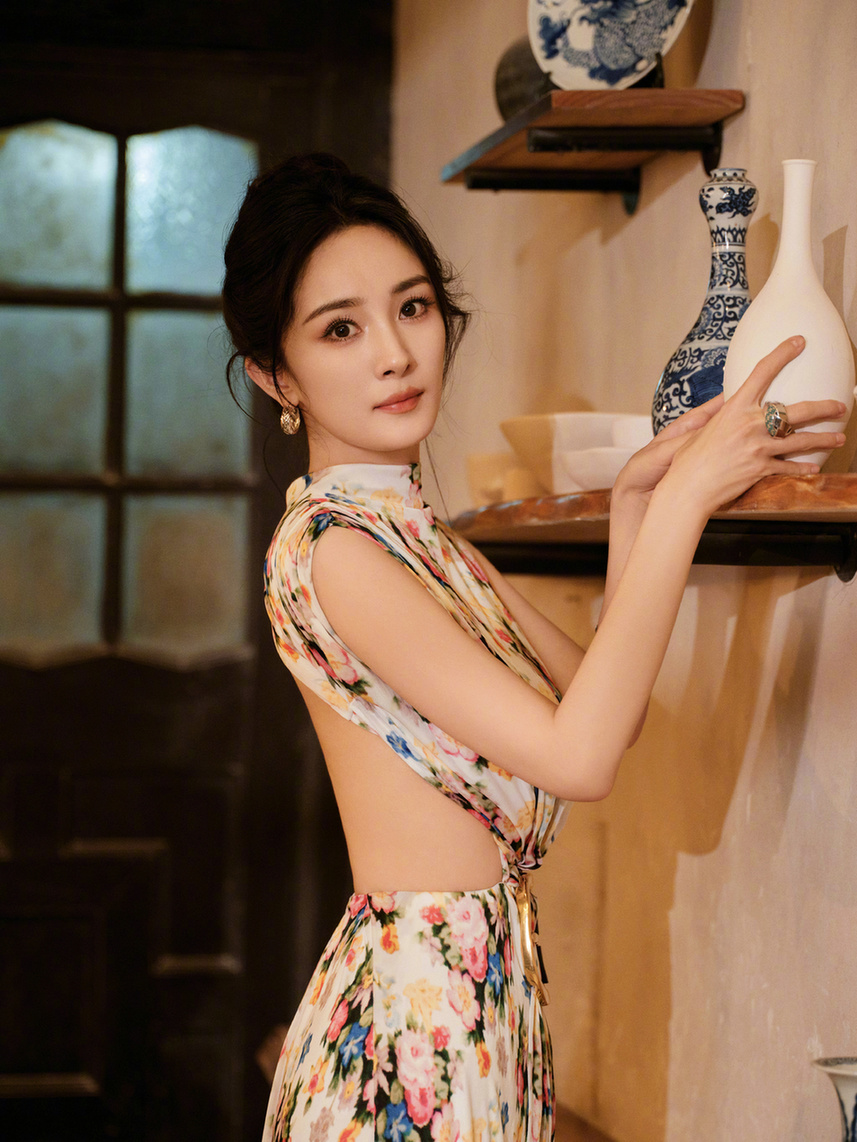 杨幂被曝赶赴香港看女儿 在机场竟误入男厕所