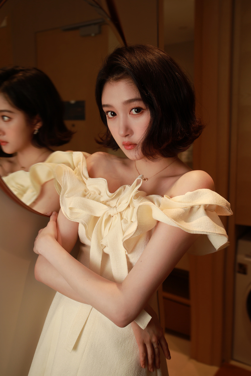 关晓彤牛仔裙造型录制节目 明媚少女感青春洋溢